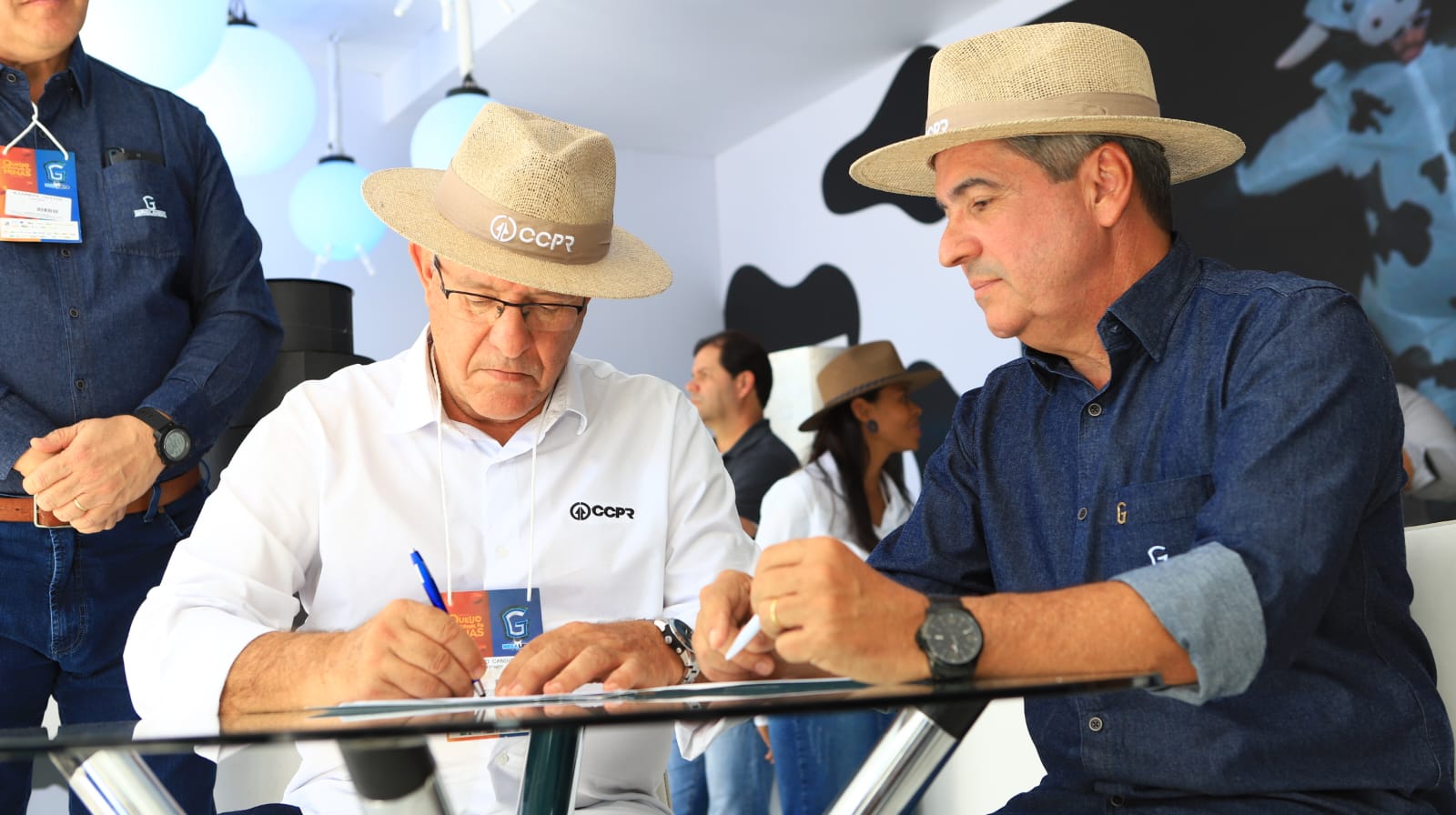 Marcelo Candiotto, presidente da CCPR, e Domcio Silva, presidente da Associao Girolando, assinaram Acordo de Cooperao Tcnica_Crdito: Gilson de Souza